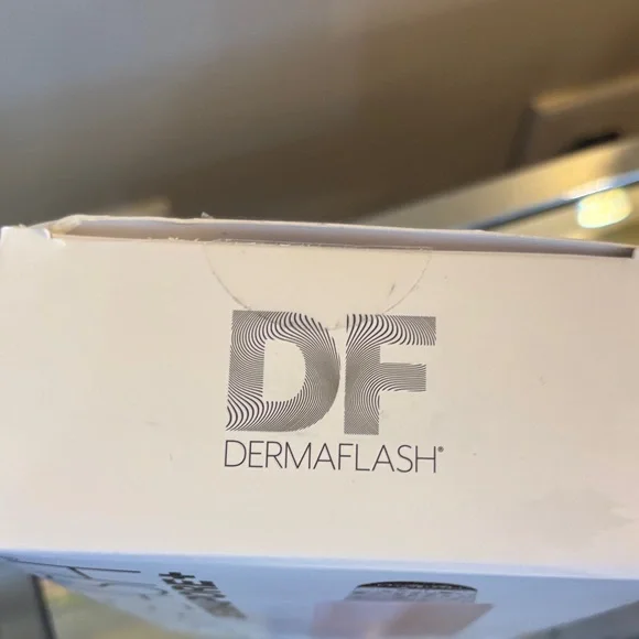 DERMAPORE+ Ultrasonic Pore Extractor - White - Picture 4 of 4